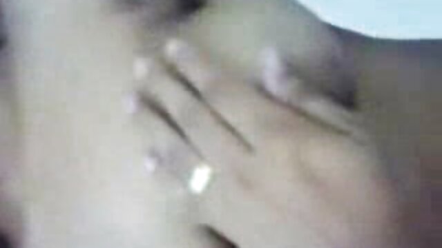 A kéjes MILF Gia keményen meg van szarva egy X-minősítésű MMF-hármas videóban anya szex videok