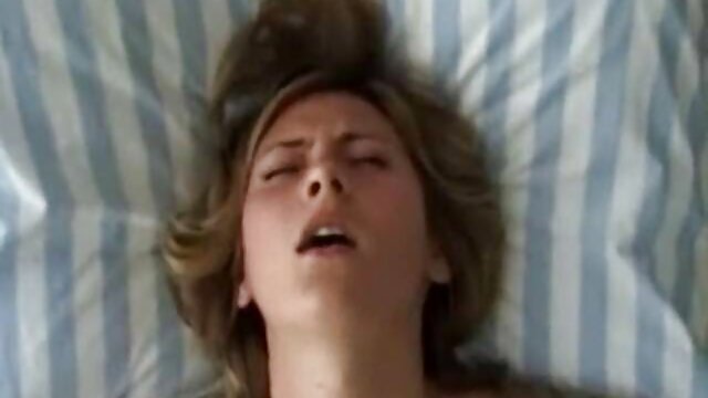 A regi sex filmek szexi és csábító barna Noelle Easton megmutatja szexi testét