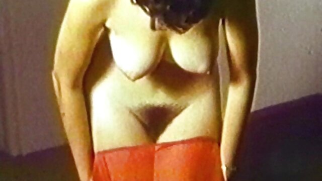 A szexi takarító lány feka szex Ella Cruz hatalmas kakast fényesít a lédús pinacsával